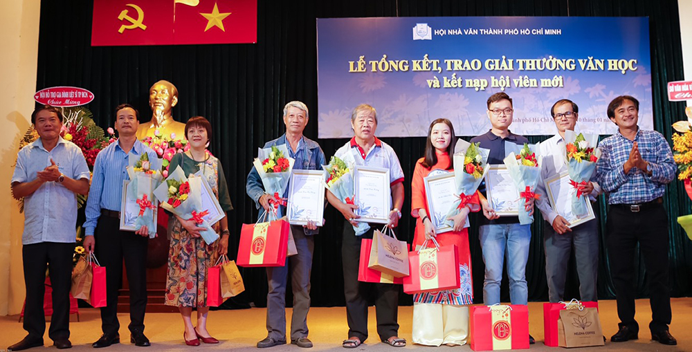 Hội[-]Nhà[-]văn[-]TP.HCM[-]trao[-]giải[-]thưởng[-]văn[-]học[-]năm[-]2022